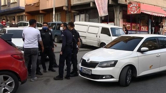Sultangazi'de seyir halindeki araca ateş açıldı