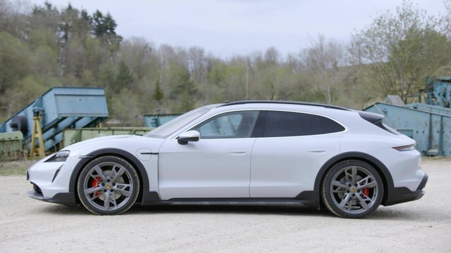 The new Porsche Taycan 4S Cross Turismo Design in Ice Grey