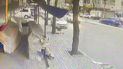 AVCILAR'DA CİP AYDINLATMA DİREĞİNE BÖYLE ÇARPTI