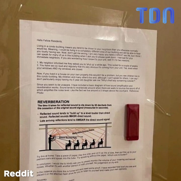 Un couple trouve une clé USB devant leur porte d'entrée