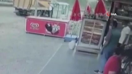 Fırtına Elazığ'da etkili oldu... Feribotlar çarpıştı, binaların çatı ve dış yalıtımı söküldü