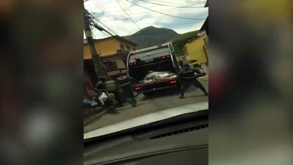 Dans ederek çöp toplayan işçiler gülümsetti