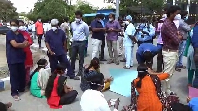 ஆக்சிஜன் பற்றாக் குறையை தீர்க்கக் கோரி செங்கல்பட்டு மருத்துவமனை வளாகத்தில் மருத்துவர்கள் ஆர்பாட்டம்