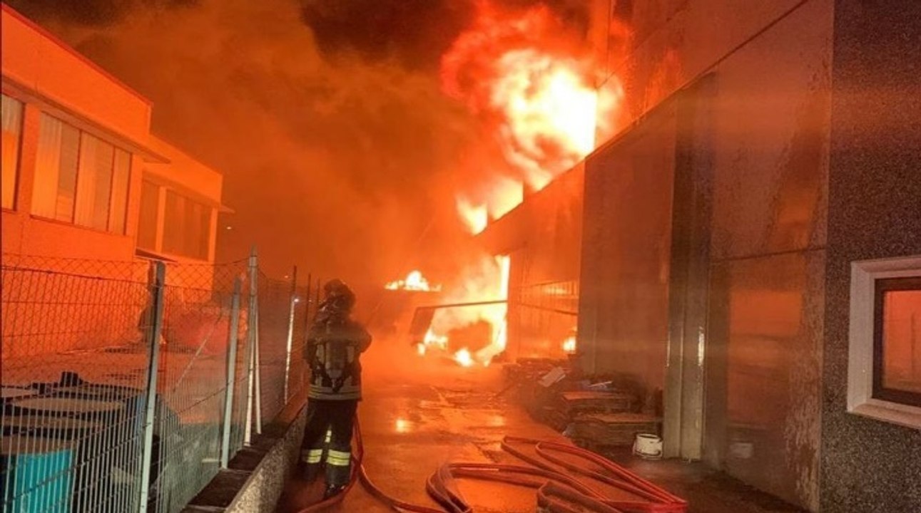 Carpenedolo (BS) - In fiamme deposito industriale (05.05.21)