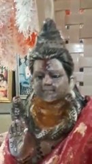 आन्ध्रप्रदेश के PRAKASAM जिले मे नदी के किनारे शिवजी के छोटे मंदिर मे जब दूघ से अभिषेक करते है तब मूर्ति आँखें बंद कर लेती है एवं बाकी समय आँखें खुली रहती है।
