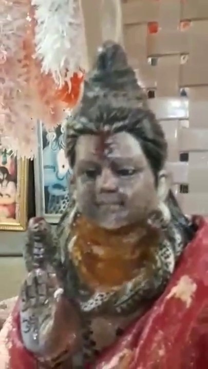 आन्ध्रप्रदेश के PRAKASAM जिले मे नदी के किनारे शिवजी के छोटे मंदिर मे जब दूघ से अभिषेक करते है तब मूर्ति आँखें बंद कर लेती है एवं बाकी समय आँखें खुली रहती है।