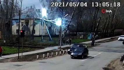 Kopan elektrik tellerinin altında kalmaktan son anda kurtuldular