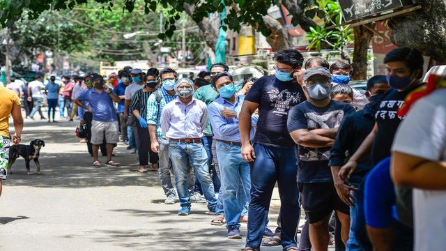 Long queues outside vaccination centers for 18 plus!