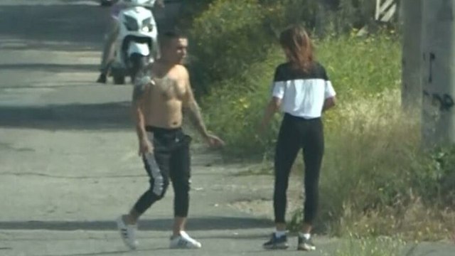 Yarı çıplak arabadan indi, sokaktaki kadının üzerine yürüdü