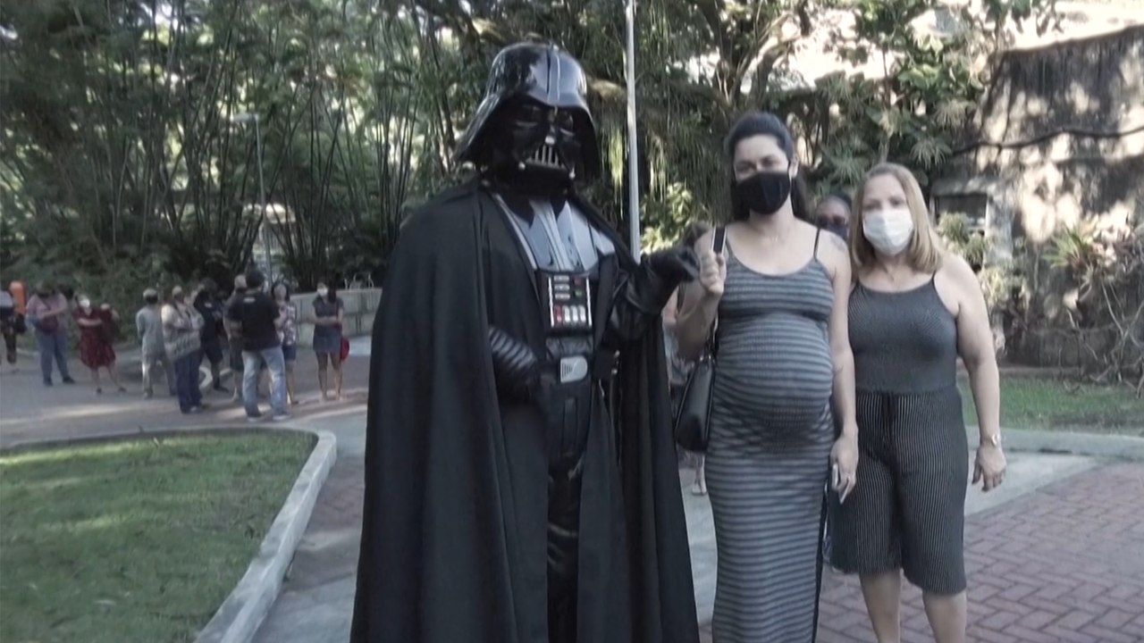 Darth Vader besucht Impfzentrum in Brasilien