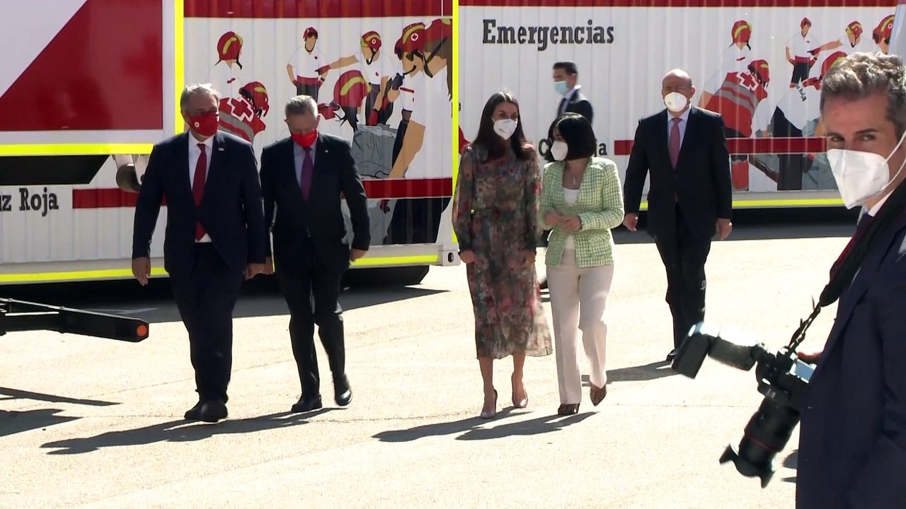La Reina Letizia recupera uno de sus mejores looks, su delicado vestido midi de flores