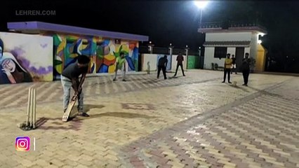 अपने गांव गाजीपुर में परिवार के साथ निरहुआ खेल रहे है क्रिकेट