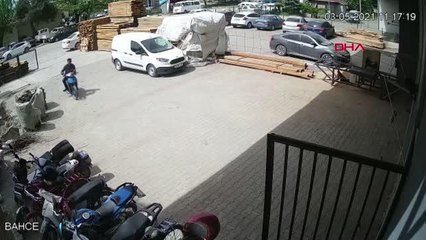 HIRSIZLIK GİRİŞİMİNDEKİ 3 ŞÜPHELİYİ, İŞÇİ ENGELLEDİ; O ANLAR KAMERADA