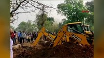 Hindistan'da 10 metrelik kuyuya düşen fil böyle kurtarıldı