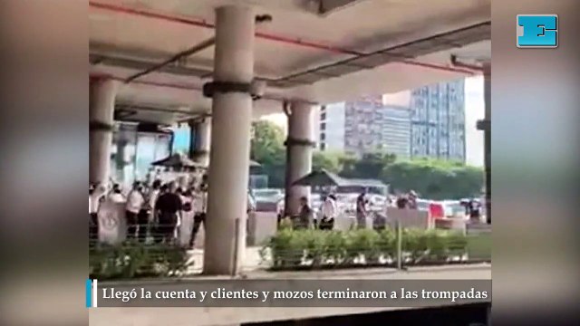 Llegó la cuenta y clientes y mozos terminaron a las trompadas