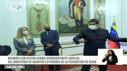 فيديو | الممثل الأمريكي ستيفن سيغال يُهدي نيكولاس مادورو سيف ساموراي