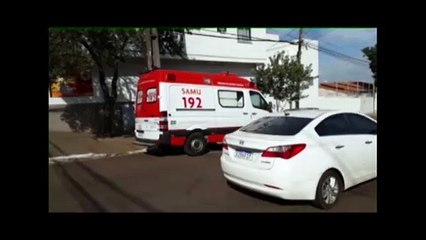 Socorristas do Samu são acionados para controlar pessoa em surto, na Rua São Paulo