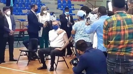 Presidente Abinader recibe su primera dosis de la vacuna contra el Covid