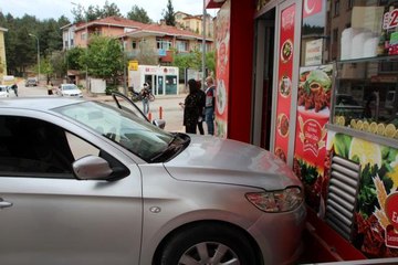 Yayaya çarparak kontrolden çıkan otomobil, az kalsın çiğköfteci dükkanına giriyordu