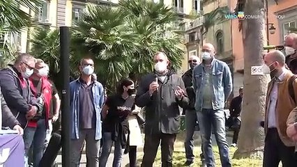Napoli - Una panchina blu per i diritti dei lavoratori (05.05.21)