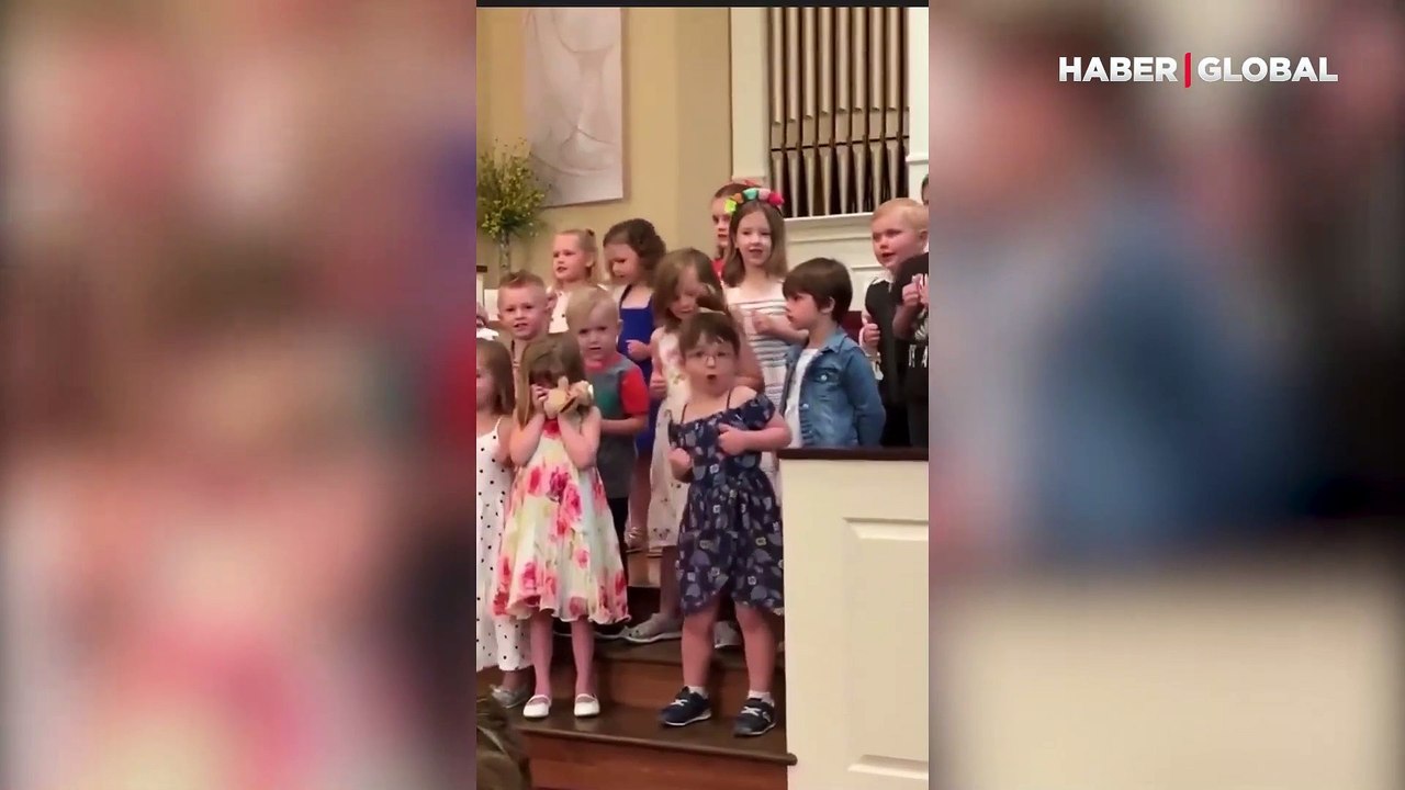 Gruptan ayrı baş çeken küçük kız herkesi gülmekten kırdı geçirdi