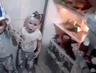 Yoğurt savaşı yapan çocuklar babalarını kahkahaya boğdu