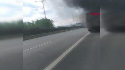 DÜZCE LASTİKLERİ TUTUŞAN TIR'IN DORSESİ YANDI