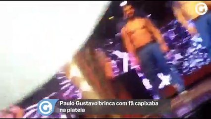 Paulo Gustavo brinca com fã capixaba na plateia