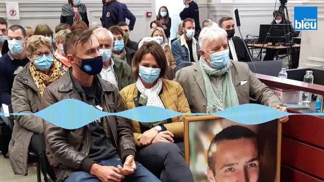 Procès Lelandais : quand le père d'Arthur Noyer prend dans ses bras la mère et la sœur de Nordahl Lelandais