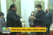 Steven Seagal regala espada de samurái a Nicolás Maduro