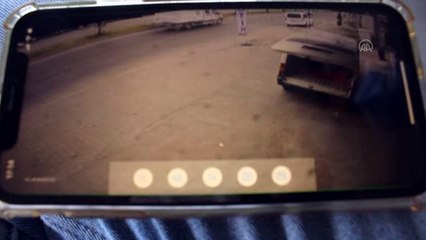 Kaldırımdaki ağaca çarpan otomobildeki çift yaralandı