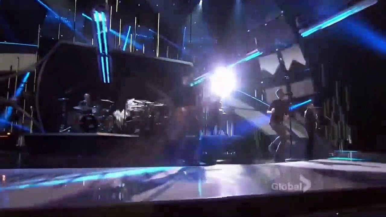 OneRepublic interprète "Counting Stars" en live