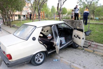 Otomobil çocuk parkının duvarına çarptı: 3 yaralı