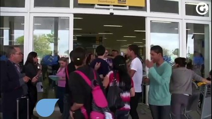 Fã capixaba do Paulo Gustavo aparece em programa de TV entregando travesseiro ao ídolo