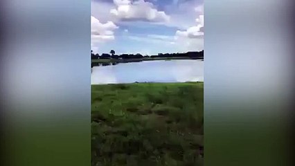 Gölde boğulan adamı alay ederek seyreden gençler