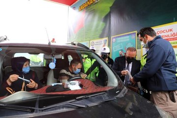 Vali Öner, trafik haftasında sürücülere maske dağıttı