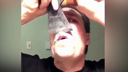 Baltayla tıraş olmaya çalıştı!