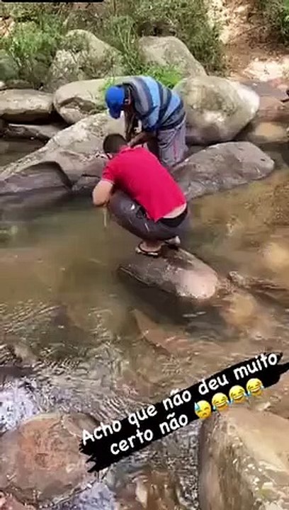 2 débiles tirent dans l'eau avec un fusil pour voir ce que ça fait