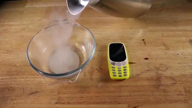 Yeni Nokia 3310'a ilginç dayanıklılık testi