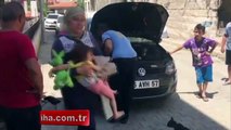 Anne kedi, yavrusu kurtarılırken başından bir an ayrılmadı