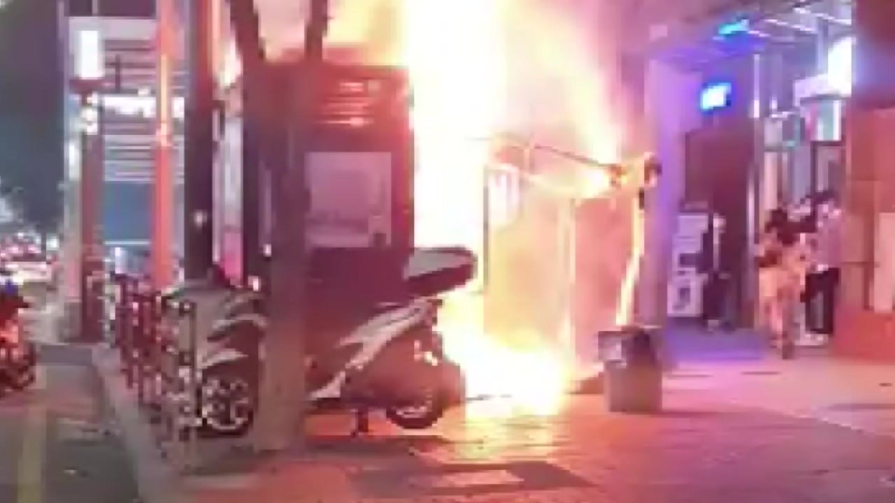 서울 강남역 인근 간이판매점 화재...인명 피해 없어 / YTN