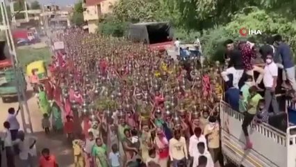 - Hindistan'da yüzlerce kadın dini tören için Covid-19'u hiçe saydı