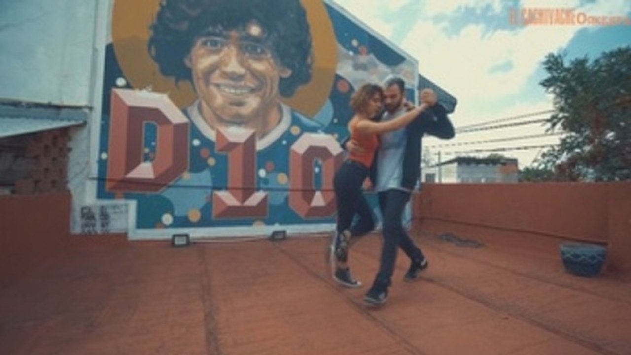 Diego Maradona se viste de estrella del tango en un emotivo homenaje a su figura