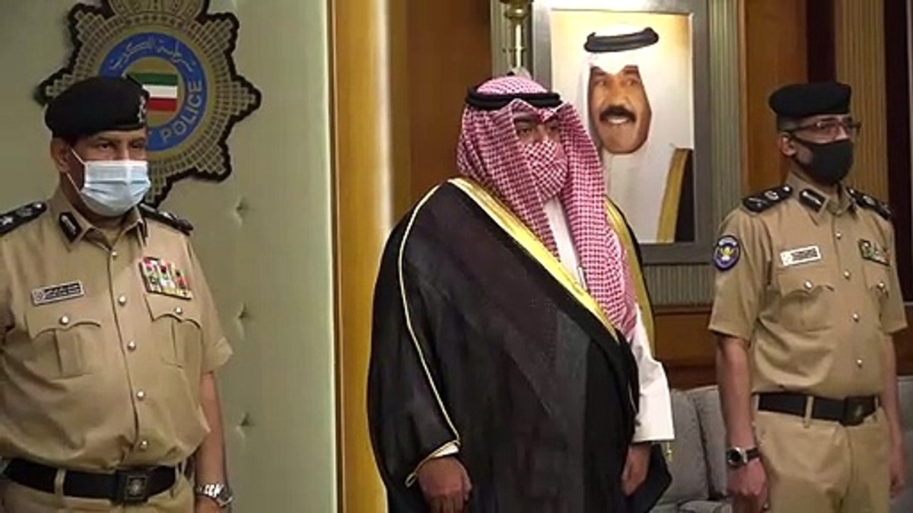 وزير الداخلية قام بتخريج (5) ضباط من الدفعة (46)  من أكاديمية سعد العبدالله للعلوم الأمنية