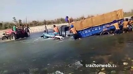 Traktör nehrin ortasında kalırsa