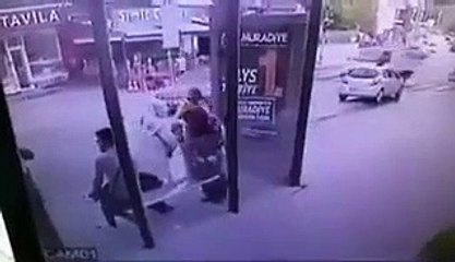 Otobüs beklerken kendilerini yerde buldular