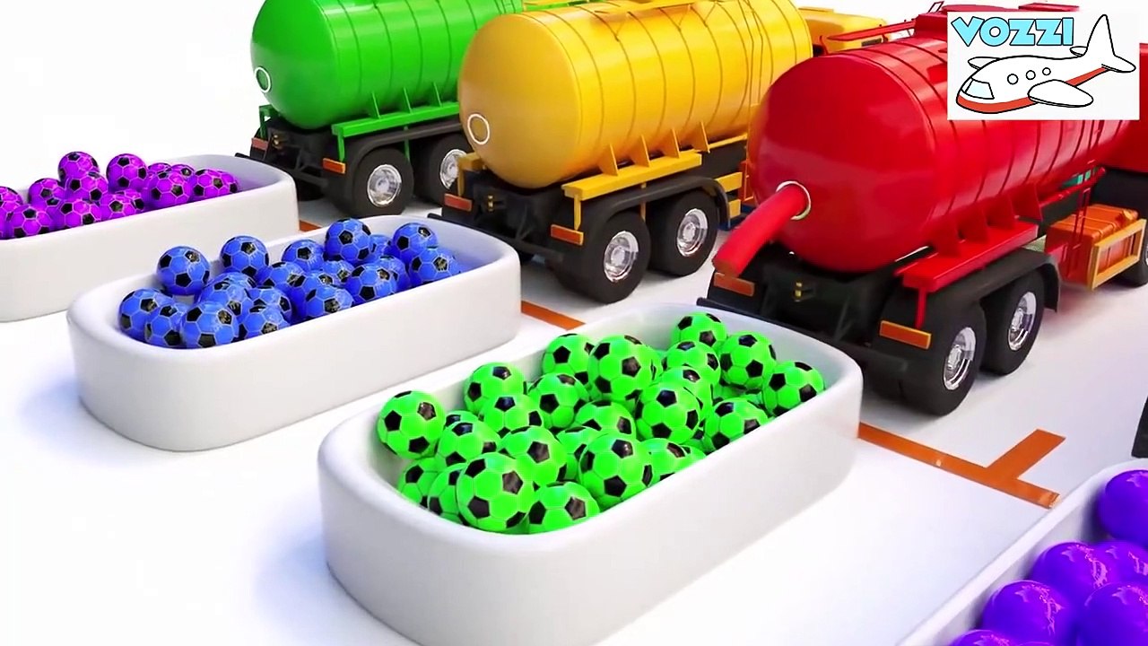 Des camions transportant des animaux aux citernes du zoo remplissent la piscine