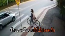 นาทีช็อก ! สาวจูงจักรยานข้ามถนน เจอ จยย. พุ่งใส่ ขนาดทางม้าลายยังไม่รอด !!