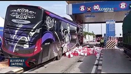 Bus Menabrak Truk di Gerbang Tol Kalikangkung