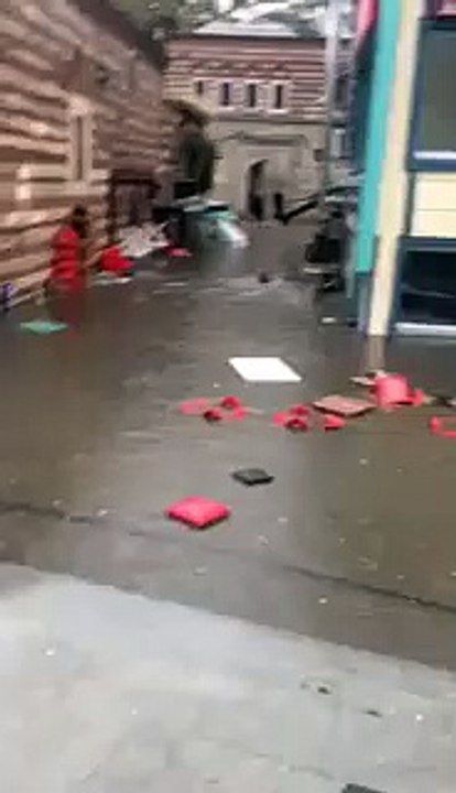 İşe yüzerek giden vatandaş